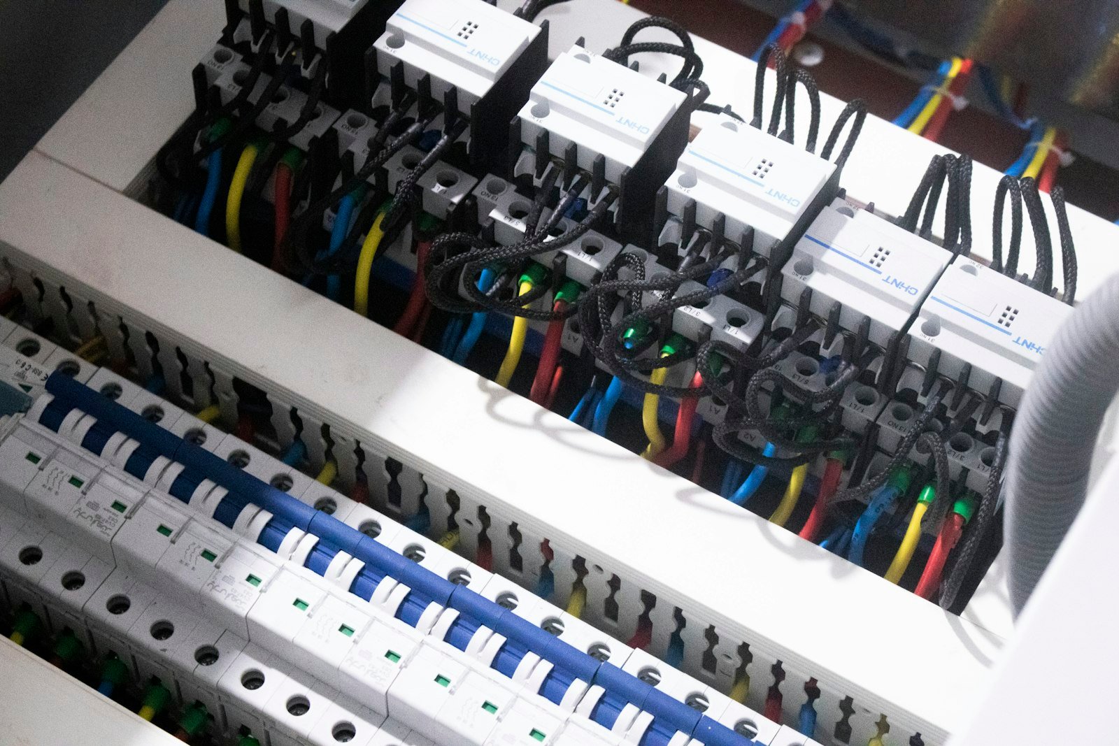 Wired distribution board with circuit breakers